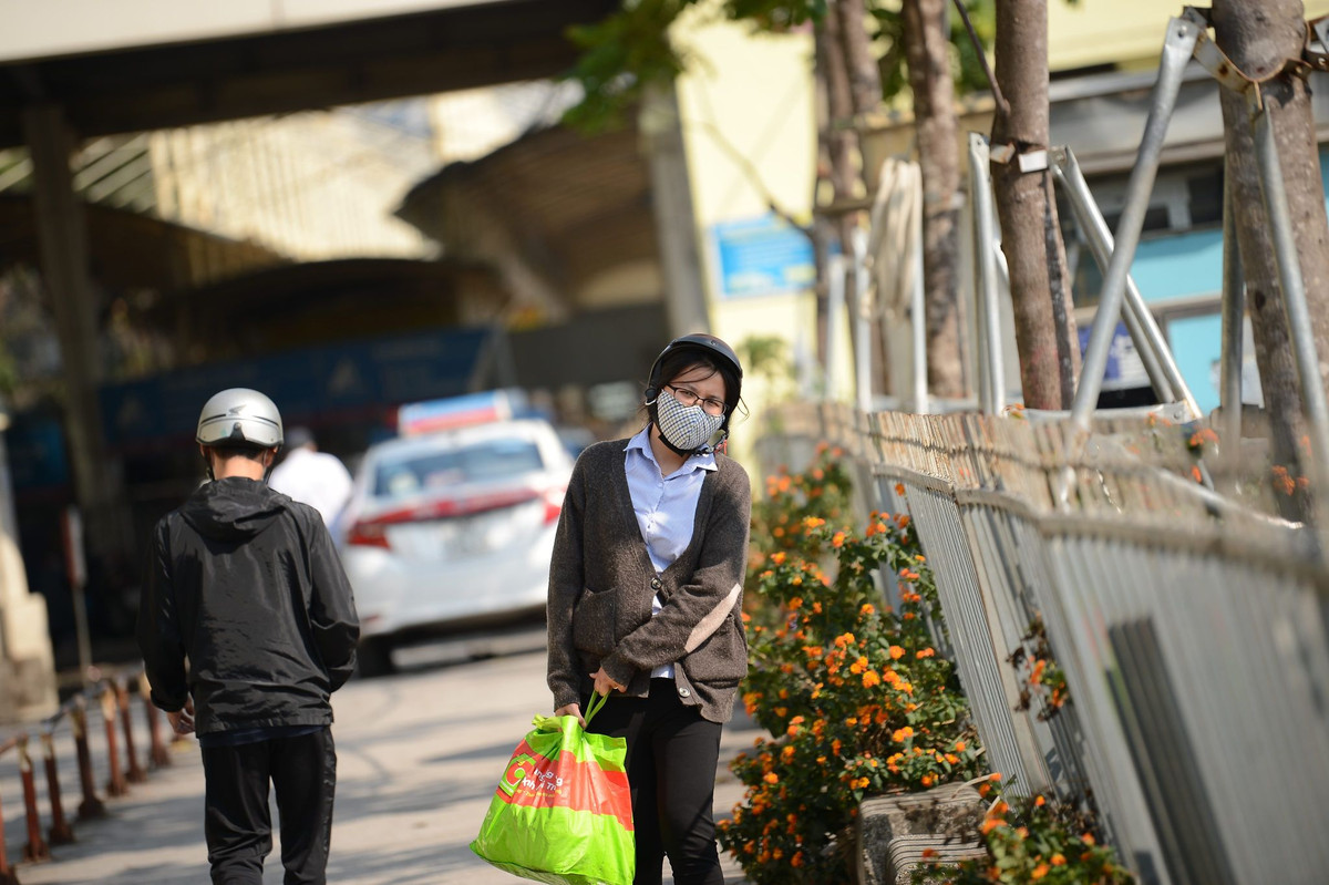 Theo Công ty cổ phần Bến xe Hà Nội, đợt phục vụ cao điểm Tết năm nay được xác định bắt đầu từ ngày 1/2 (tức ngày 20 tháng Chạp). Tuy nhiên, do ảnh hưởng của dịch COVID-19, người dân hạn chế đi lại nên lượng khách qua các bến xe giảm mạnh.