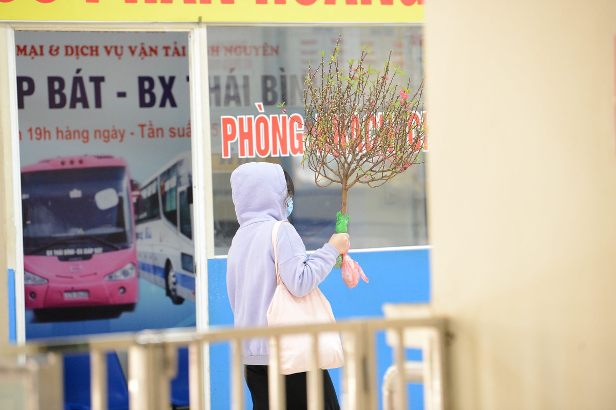 Dù ít khách, nhưng nhà xe có muốn "lỳ" không chạy cũng không được vì đến giờ thì xe phải đi, nếu không bến cũng đuổi ra.