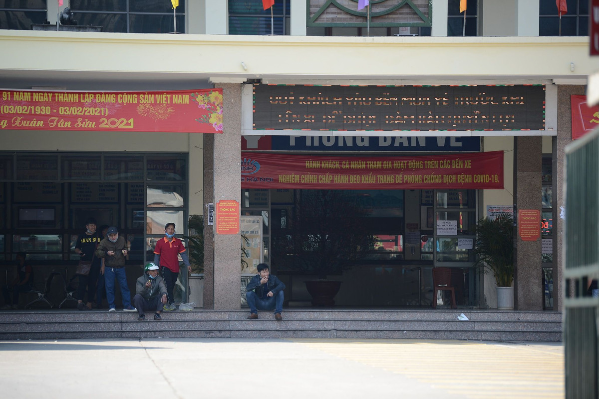 Tuy nhiên, năm nay dù đã cận Tết nhưng lượng khách vẫn rất ít. Chiều ra Thanh Hóa - Hà Nội mỗi chuyến chỉ 2-3 khách, còn chiều về thì đông hơn, chừng 20 khách/xe 45 chỗ". anh C.T.L cho biết thêm.