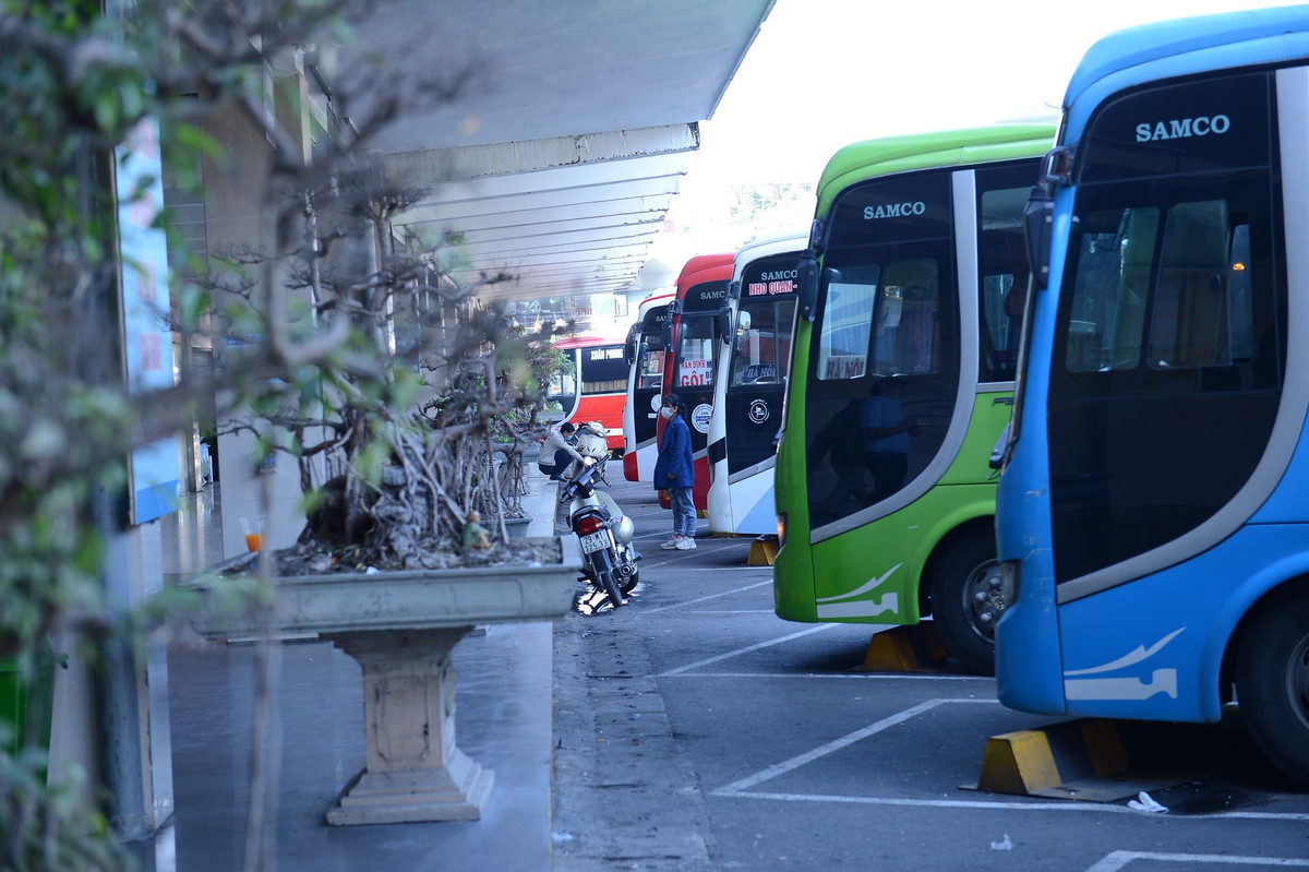 Hơn nữa, cũng do đời sống ngày càng cao, nên nhiều hộ có thu nhập mức trung bình khá đã mua xe cá nhân để tiện đi lại, vị lãnh đạo bến xe Giáp Bát cho biết thêm.