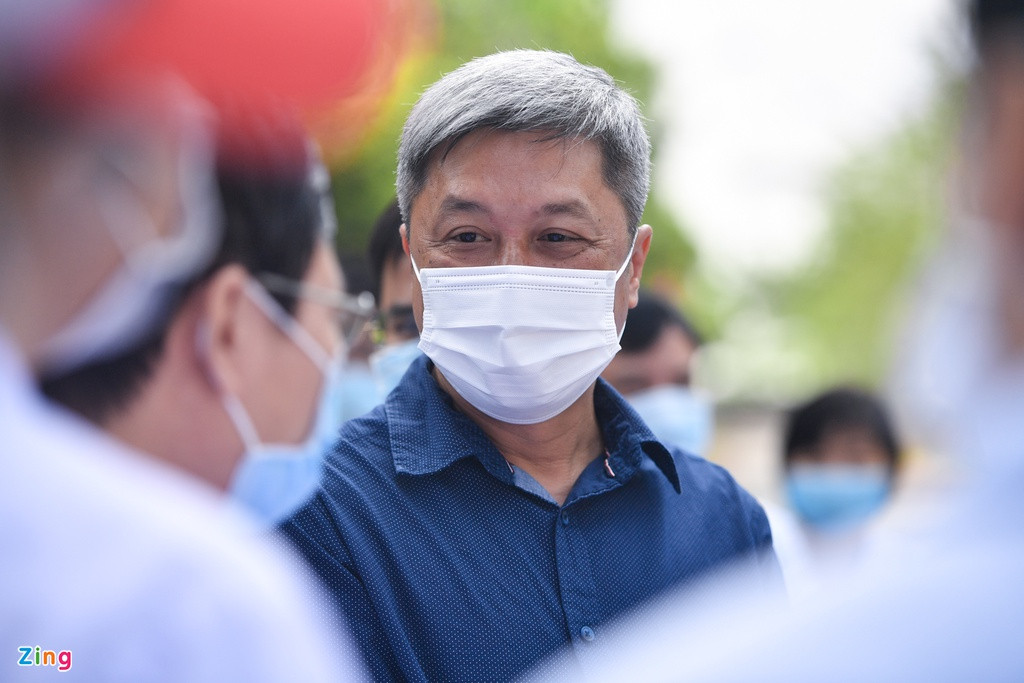 “TP.HCM đến nay ghi nhận 33 ca Covid-19. Hiện số ca mắc có xu hướng giảm, nhưng thời gian tới, chúng ta vẫn chưa tiên lượng được trước điều gì. Do đó, bên cạnh hoạt động lấy mẫu, xét nghiệm, cách ly, một cơ sở chuyên môn điều trị Covid-19 rất quan trọng”, Thứ trưởng Sơn nhận định. 