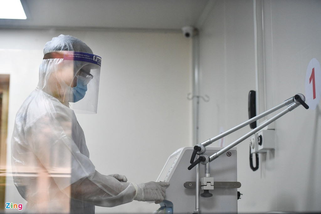 Thứ trưởng Sơn cho biết điều khiến Bộ Y tế đỡ lo hơn trong đợt bùng phát tại TP.HCM là bệnh nhân thuộc nhóm người trẻ, sức khỏe tốt, không phải người già, sức khỏe yếu hay có bệnh lý nền. Do đó, ngành y tế có thể yên tâm về công tác điều trị.