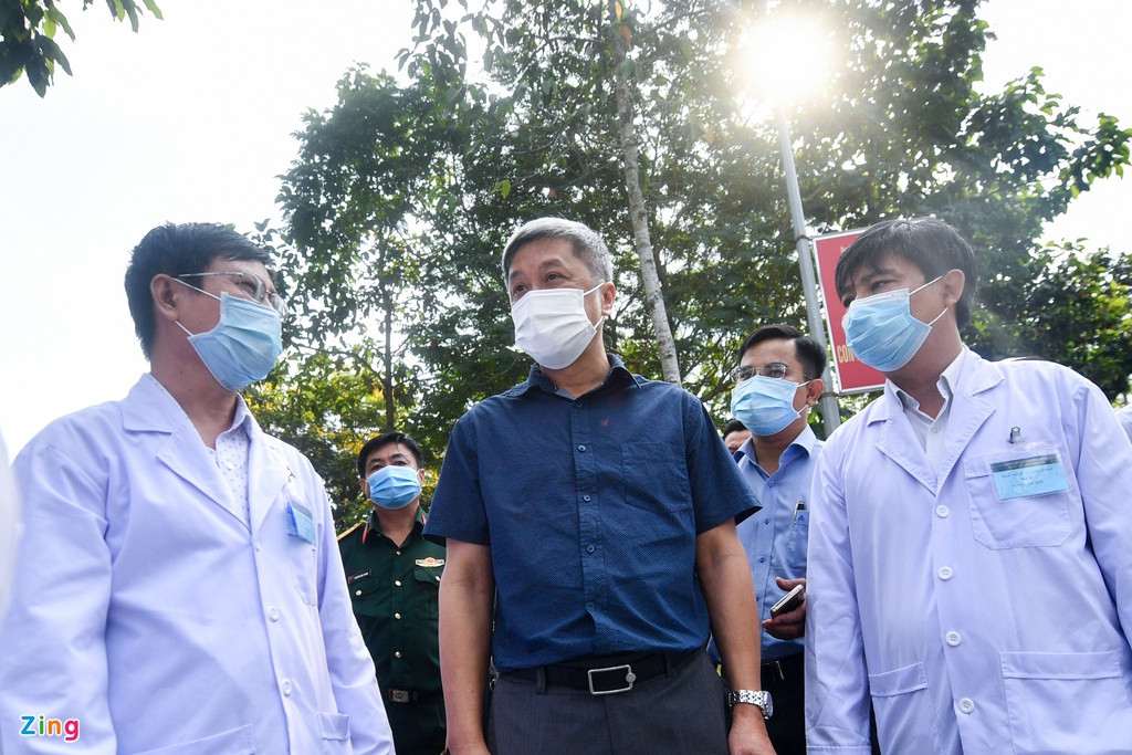 Bác sĩ Nguyễn Thành Dũng (trái), Giám đốc Bệnh viện dã chiến Củ Chi, cho biết sau một năm thành lập, tỷ lệ điều trị thành công của cơ sở này gần như tuyệt đối, chỉ 2 trường hợp có dấu hiệu bất thường chuyển về Bệnh viện Bệnh Nhiệt đới TP.HCM là BN32 (nhập cảnh từ Mỹ) và BN91 (nam phi công người Anh).