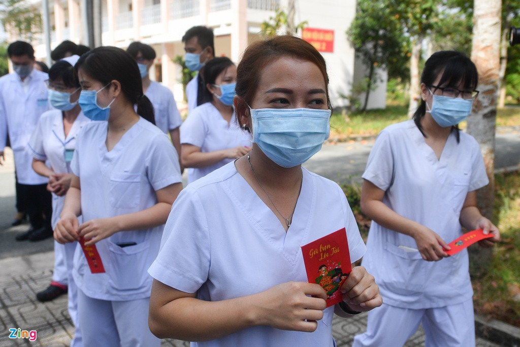 Nhân viên y tế cho biết họ vốn quen với khung cảnh và công việc đặc thù tại bệnh viện dã chiến. Dù trực xuyên Tết, tất cả vẫn giữ tinh thần lạc quan, gác lại nỗi nhớ gia đình, tạo niềm vui và năng lượng tích cực cho nhau.