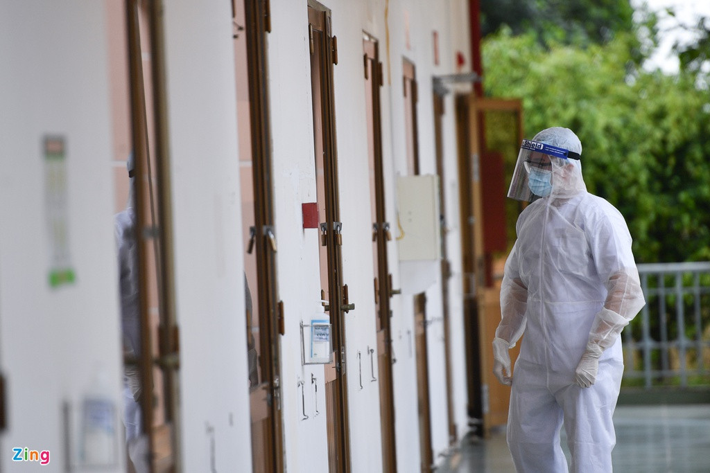 Từ đầu mùa dịch đến nay, bệnh viện tiếp nhận tổng cộng 177 bệnh nhân Covid-19 và cách ly hơn 800 trường hợp thuộc diện F1. Mỗi tua trực của bệnh viện khoảng 40 người làm việc trong 5 tuần. Sau đó, tất cả nhân viên y tế được lấy mẫu xét nghiệm và cách ly 14 ngày, bàn giao công việc cho tua trực tiếp theo. 