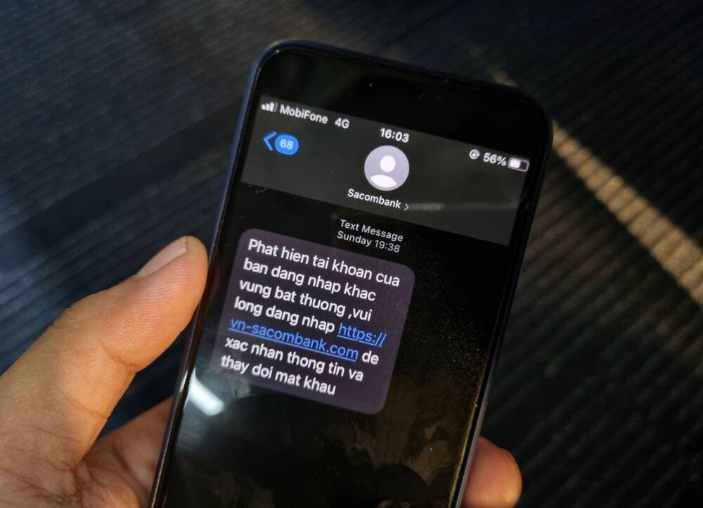 Canh giac voi tin nhan 'li xi' tu ngan hang trong dip Tet Nguyen dan-Hinh-2
