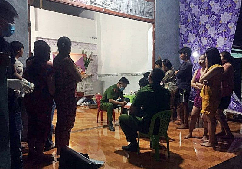  Dự tiệc tất niên, nam thanh niên bị đâm tử vong: Tối 9/2, anh Hoàng Văn Thuận (28 tuổi, trú khu phố Phú Thủy, thị trấn Phan Rí Cửa, Bình Thuận) tới nhậu tất niên tại nhà người quen ở cùng địa phương. Sau đó, anh Thuận đã xảy ra mâu thuẫn dẫn đến xô xát. Thuận bị Nguyễn Phi Kim Đao (31 tuổi, ngụ thị trấn Phan Rí Cửa) và một thanh niên khác trong bàn nhậu dùng dao đâm nhiều nhát vào ngực khiến anh Thuận thiệt mạng tại chỗ. Hiện, Công an tỉnh Bình Thuận đang truy bắt nghi can còn lại. 