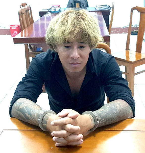  Mâu thuẫn tình cảm, nam thanh niên ra tay sát hại mẹ con: Do mâu thuẫn tình cảm, Trần Công Minh (32 tuổi, ngụ xã Đồng Nơ, huyện Hớn Quản, tỉnh Bình Phước) đã ra tay sát hại cả hai mẹ con bà Trần Kim Phượng (65 tuổi) và con gái là Phạm Thị Phục Hưng (30 tuổi, ngụ xã Phước An, huyện Hớn Quản) vào chiều tối 9/2 tại nhà riêng của nạn nhân. Hôm nay, Công an tỉnh Bình Phước cho biết, đang tạm giữ Minh để điều tra về hành vi Giết người. 