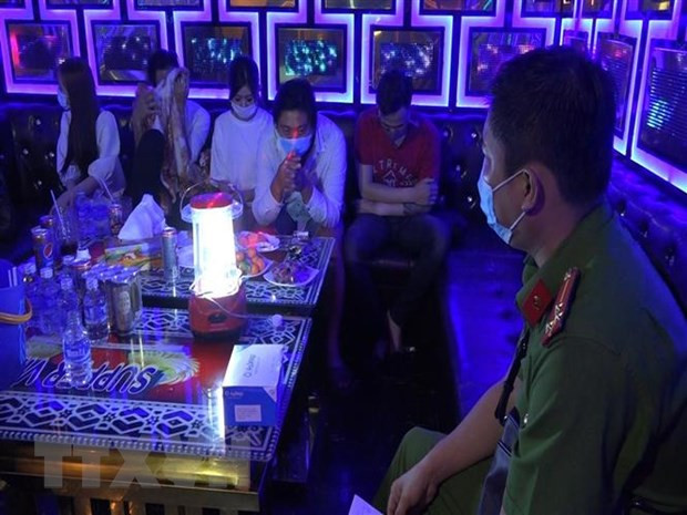  26 đối tượng sử dụng ma túy trong quán karaoke: Khoảng 1h, ngày 10/2, Công an tỉnh Bến Tre phối hợp Công an huyện Mỏ Cày Nam bất ngờ kiểm tra hành chính quán karaoke Lê Đăng, ở thị trấn Mỏ Cày, huyện Mỏ Cày Nam, tỉnh Bến Tre. Lực lượng chức năng đã phát hiện một nhóm đông thanh niên đang hát karaoke tại 5 phòng, có biểu hiện sử dụng ma túy. Kết quả kiểm tra nhanh cho thấy có 26 đối tượng (cả nam lẫn nữ) dương tính với ma túy.