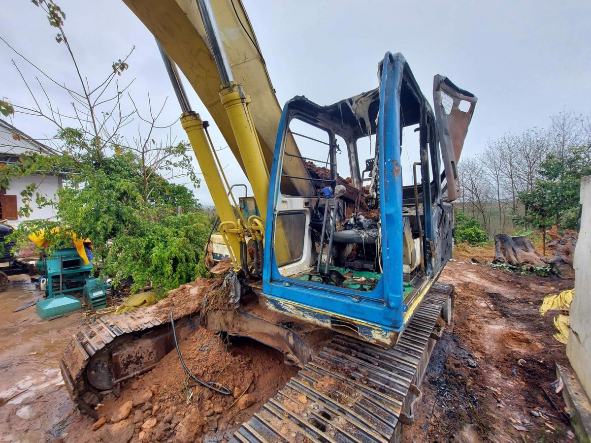  Bị kẻ gian thiêu rụi máy múc hơn 800 triệu đồng: Khoảng 4h sáng 10/2, ông Mai Thanh Hiệp (SN 1979, ngụ thôn 4, xã Diên Bình, (huyện Đắk Tô, tỉnh Kon Tum) phát hiện chiếc máy múc trị giá 800 triệu đồng của gia đình bỗng dưng bốc cháy dữ dội. Khi lửa được dập tắt, chiếc máy múc chỉ còn lại phần khung sắt. Hiện vụ việc đang được cơ quan chức năng điều tra, làm rõ.