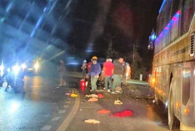  Xe máy tông trực diện, 2 thanh niên tử vong: Đêm 9/2, anh L. Q. T. (19 tuối, trú thôn 2, xã Hòa Tiến, huyện Krông Pắk, Đắk Lắk) điều khiển xe máy tới tỉnh lộ 9 (đoạn qua thôn 1, xã Tân Tiến, cùng huyện Krông Pắk), anh T. bất ngờ va chạm với xe do anh V.V.L. (28 tuổi, trú thôn 5, xã Tân Tiến) điều khiển chạy theo hướng ngược lại. Cú va chạm mạnh khiến 2 thanh niên tử vong tại chỗ, 2 xe máy bị bể nát phần đầu, hư hỏng nặng. 