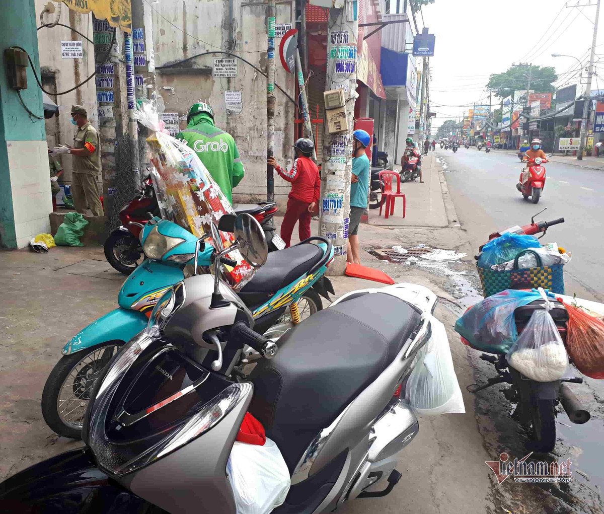 Nguoi dan khu phong toa: Dat hang qua Tet, nhan banh co truyen tu nguoi than-Hinh-6