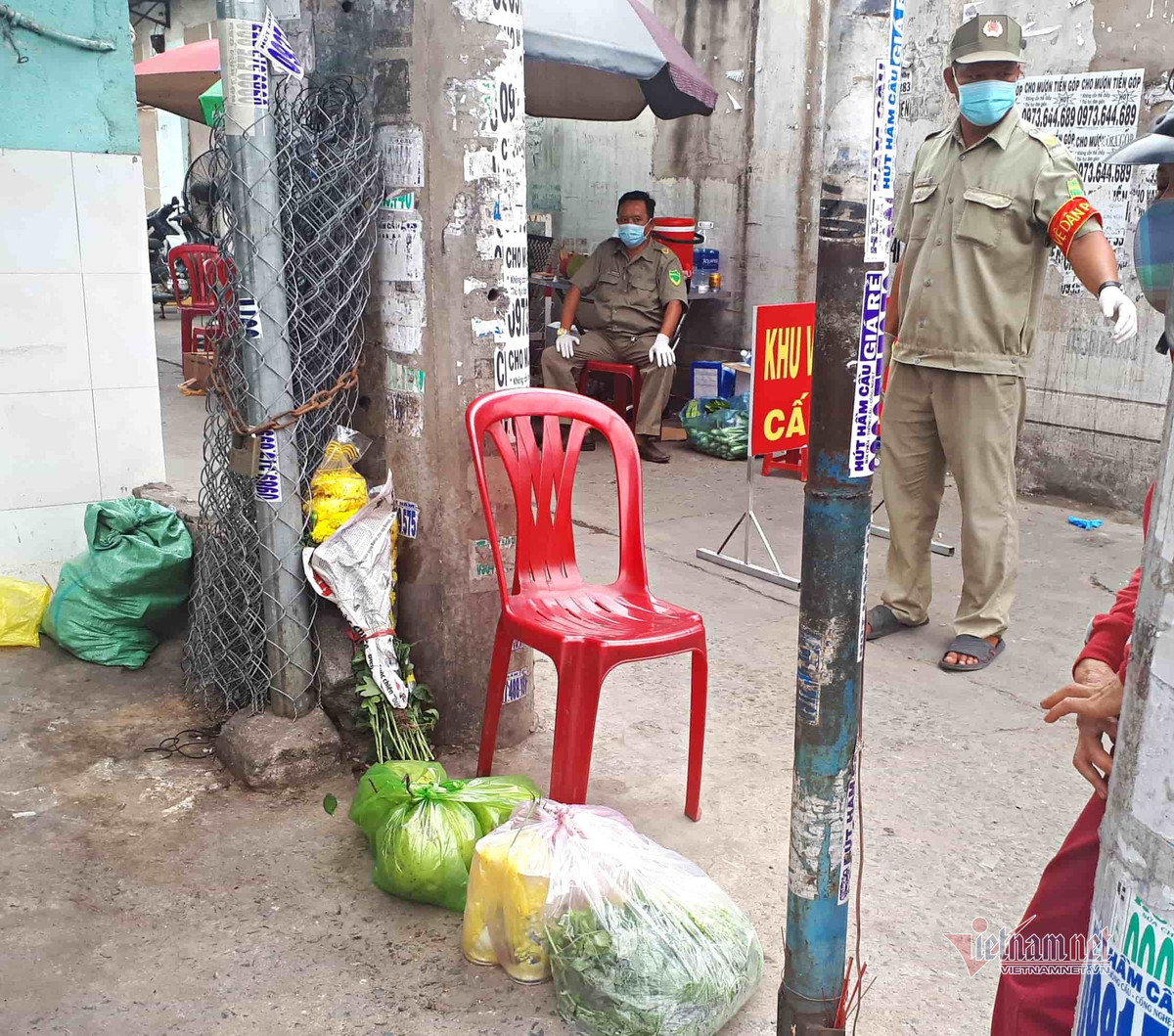 Nguoi dan khu phong toa: Dat hang qua Tet, nhan banh co truyen tu nguoi than-Hinh-4