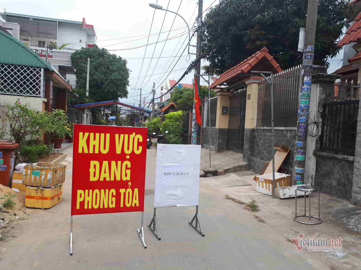Nguoi dan khu phong toa: Dat hang qua Tet, nhan banh co truyen tu nguoi than