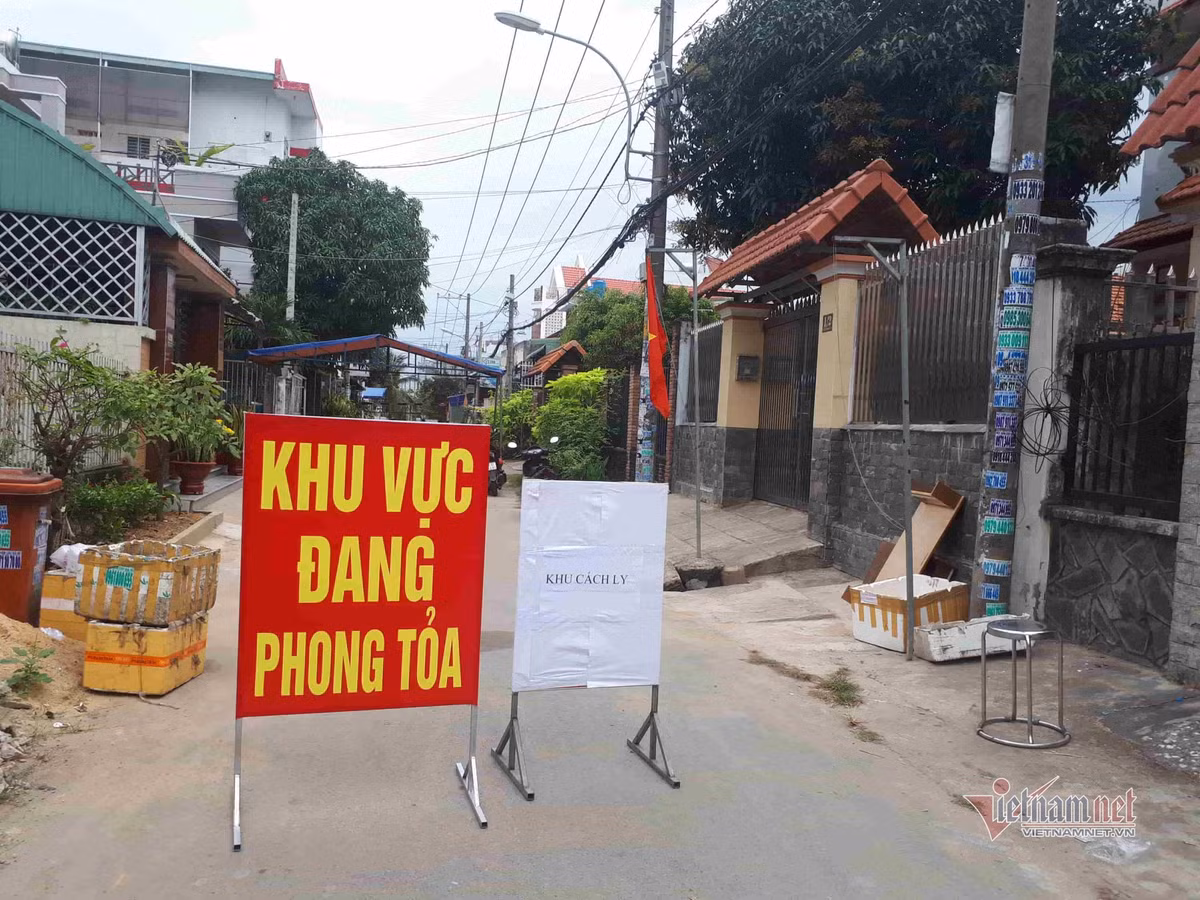 Nguoi dan khu phong toa: Dat hang qua Tet, nhan banh co truyen tu nguoi than