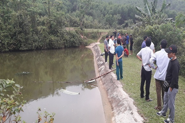 Phat hien 2 chi em ruot tu vong thuong tam do duoi nuoc