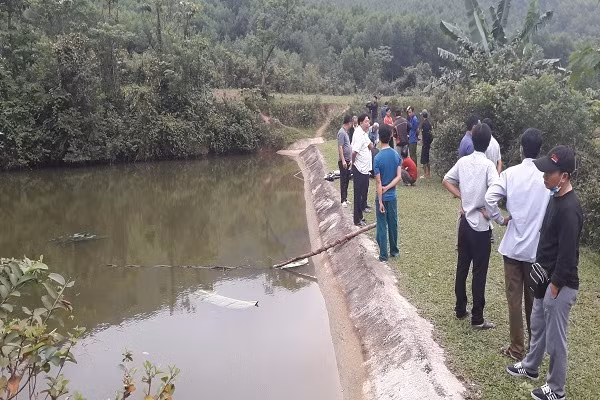 Phat hien 2 chi em ruot tu vong thuong tam do duoi nuoc