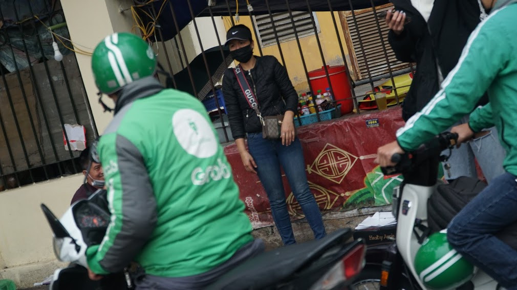 Việc vệ sinh cốc chén tại các quán trà đá vỉa hè thường qua loa, nhanh chóng, không đảm bảo an toàn. 