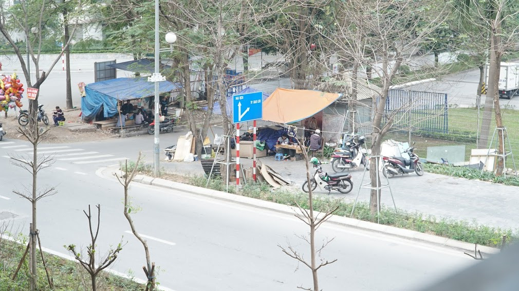 Nhưng sau chỉ thị, hàng loạt các quán nước vỉa hè vẫn đang lén lút hoạt động.