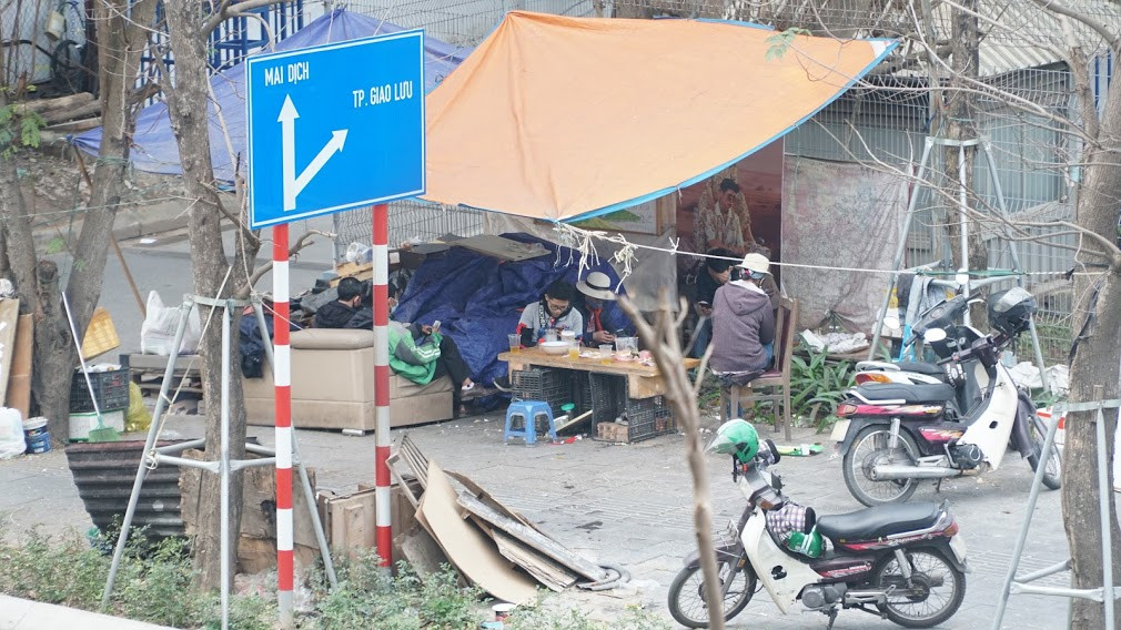 Trước đó, tại phiên họp của Ban chỉ đạo phòng chống COVID-19 chiều15/2 (tức mùng 4 Tết), Phó Chủ tịch UBND TP Hà Nội Chử Xuân Dũng yêu cầu đóng cửa quán ăn đường phố; quán trà đá vỉa hè, quán cà phê và tạm thời đóng cửa các di tích để ngăn chặn COVID-19 lây lan.