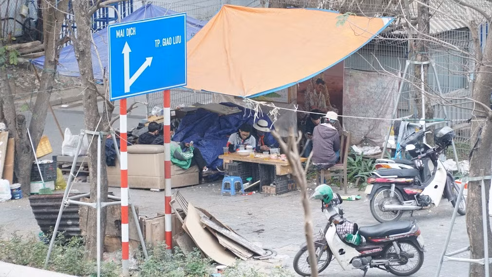 Trước đó, tại phiên họp của Ban chỉ đạo phòng chống COVID-19 chiều15/2 (tức mùng 4 Tết), Phó Chủ tịch UBND TP Hà Nội Chử Xuân Dũng yêu cầu đóng cửa quán ăn đường phố; quán trà đá vỉa hè, quán cà phê và tạm thời đóng cửa các di tích để ngăn chặn COVID-19 lây lan.