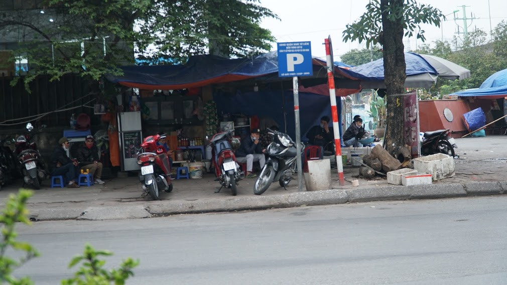 Các quán trà đá vẫn hoạt động tấp nập, lượng khách ra vào liên tục và ngồi sát nhau.