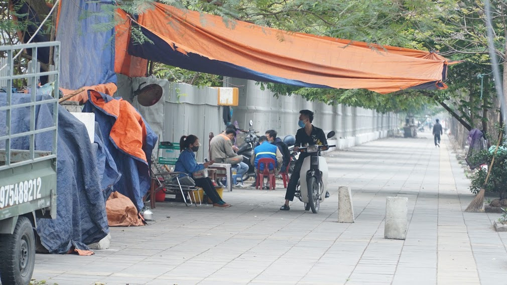 Rất nhiều người dân vẫn thản nhiên trò chuyện, tụ tập bên những quán nước ven đường không màng tới dịch bệnh đang diễn biến phức tạp.