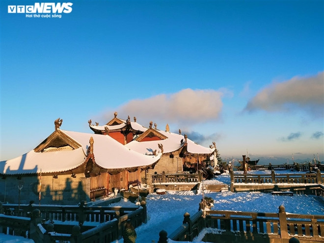 Tuyet phu trang duoi nang vang, dinh Fansipan dep nhu tien canh ngay 29 Tet