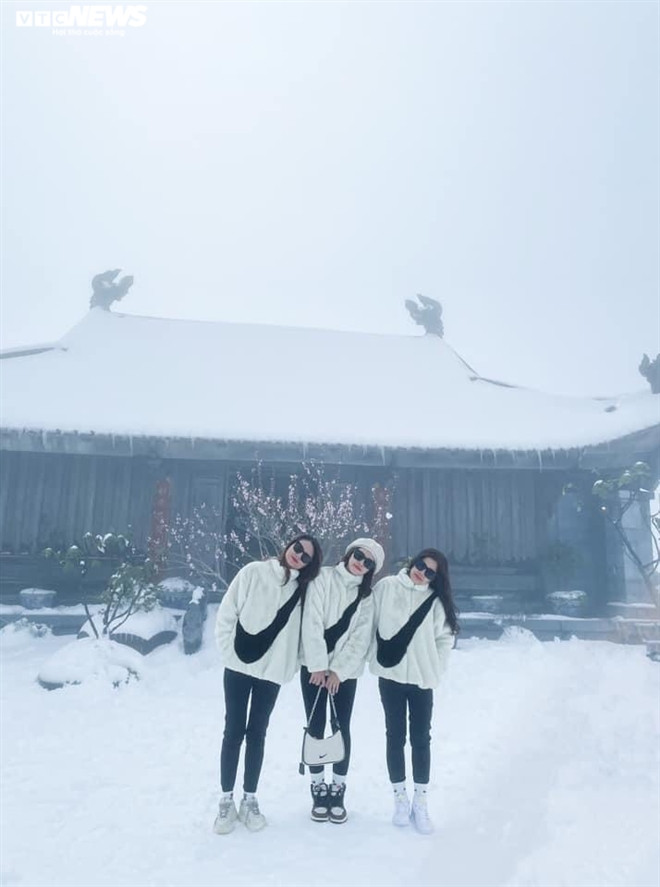 Nhiều du khách thích thú lên đỉnh Fansipan để "check in" dưới tuyết trắng. 