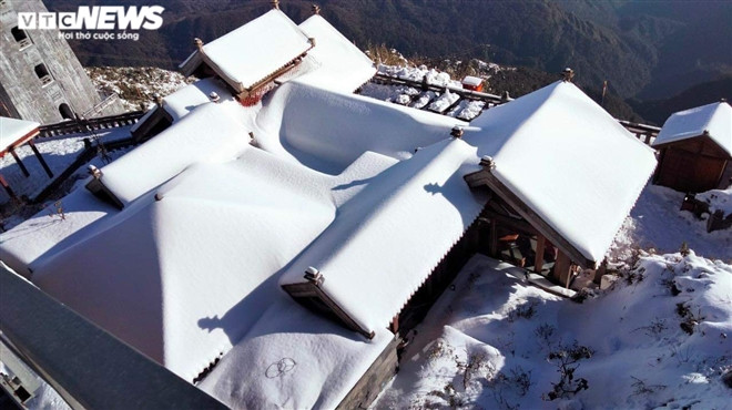 Nắng vàng chiếu xuống những thảm tuyết trắng, tạo nên khung cảnh đẹp nao lòng khiến nhiều người liên tưởng đến cảnh trong các bộ phim cổ trang. 