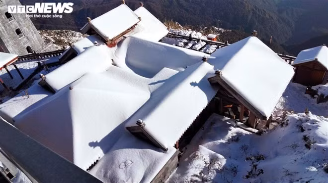 Nắng vàng chiếu xuống những thảm tuyết trắng, tạo nên khung cảnh đẹp nao lòng khiến nhiều người liên tưởng đến cảnh trong các bộ phim cổ trang. 