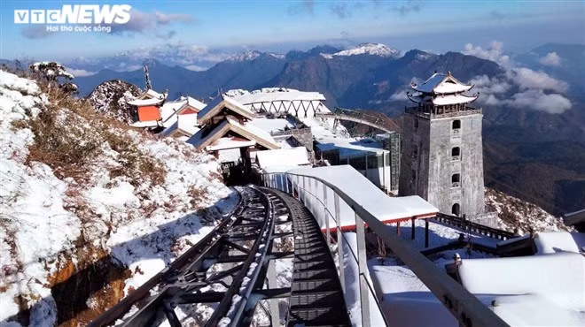 Trả lời PV VTC News, ông Lưu Minh Hải - Giám đốc Trung tâm Dự báo khí tượng thủy văn Lào Cai cho biết, tuyết trên đỉnh Fansipan sáng 29 Tết là từ những ngày trước, chưa kịp tan. "Đêm qua nhiệt độ tại Sa Pa khoảng 5,8 độ C. Đến sáng nay, trời có nắng, nhiệt độ tăng nhẹ, tuyết bắt đầu tan", ông Hải nói.