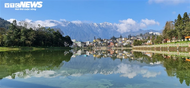 Tuyết trên đỉnh núi soi bóng xuống hồ nước ở thị trấn Sa Pa đẹp như bức tranh thủy mặc. 
