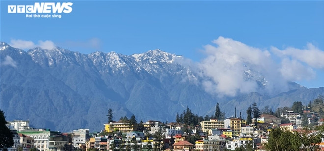 Tuyết trắng trên các đỉnh núi cao. 