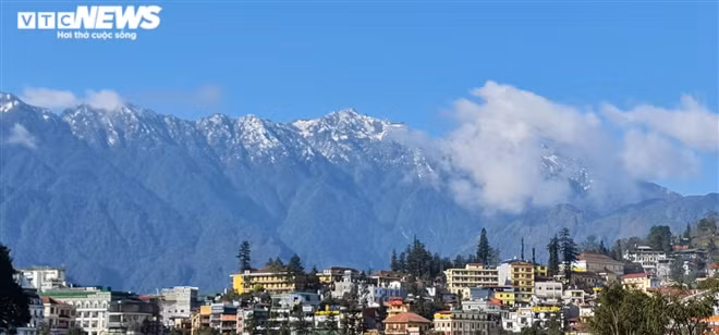 Tuyết trắng trên các đỉnh núi cao. 