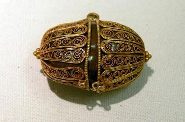 Từ thời cổ đại tới thế kỷ 16, bezoar là vật thể giá trị thường được giới quý tộc dùng làm trang sức hoặc mài lấy bột chữa bệnh. Các bác sĩ Hy Lạp và Ba Tư vào thế kỷ thứ nhất trước Công nguyên là những người đầu tiên sử dụng sỏi thu được trong dạ dày động vật.