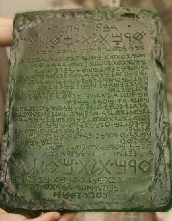 Nhà truyền thuyết về thuật giả kim Hermes Trismegistus đã tạo ra bản khắc The Emerald Tablet. Bản khắc này mô tả đầy đủ 13 hướng dẫn, giải thích bản chất và nguồn gốc của vũ trụ cũng như vai trò của con người trong sự kết hợp giữa yếu tố vi mô và vĩ mô.