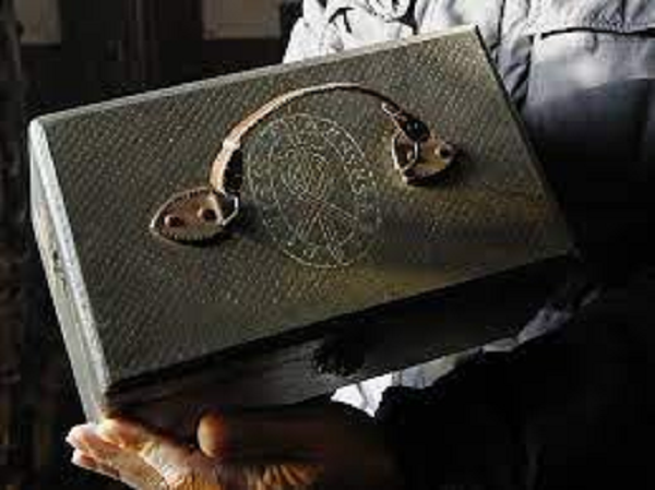 Ngoài ra cô còn nói rằng khu vực này có 1 nơi ẩn náu bí mật từng được các nhà điều tra Đức Quốc xã sử dụng. Chiếc hộp hình chữ nhật trông giống chiếc vali nhỏ được khóa cẩn thận, bên ngoài khắc ký hiệu tổ chức bí mật Ahnenerbe của Đức hoạt động từ năm 1939 đến 1945.