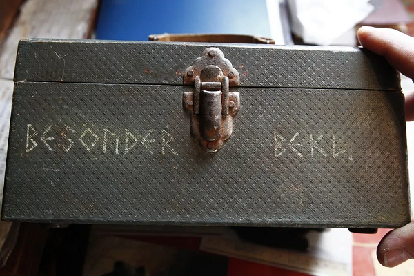 Ahnenerbe có tên chính thức là “Cộng đồng Nghiên cứu và Giảng dạy Di sản Tổ tiên", được thành lập bởi Heinrich Himmler - bạn lâu năm của Adolf Hitler, thành viên hàng đầu của Đức Quốc xã, và là một trong những người nhất chịu trách nhiệm trực tiếp cho cuộc thảm sát Holocaust.