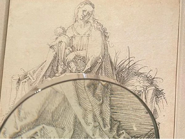 5 năm trước, một người đàn ông dấu tên đã mua lại bức tranh cũ kỹ vẽ về một bà mẹ và đứa trẻ của một người phụ nữ đang dọn dẹp nhà cửa để chuẩn bị bán nhà với giá 30 USD.