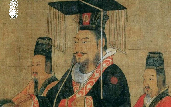 Tương truyền rằng, sau khi Quan Vũ qua đời, các sứ giả đã đưa đầu của ông cho Tào Tháo. Tào Tháo mở hộp đựng đầu Quan Vũ ra nhìn, thấy râu tóc dựng đứng lên, trừng mắt ra nhìn, vì vậy Tào Tháo hoảng sợ tới mức tái phát bệnh đau đầu.