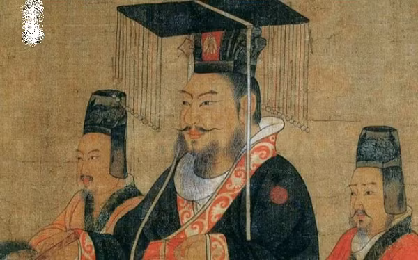 Tương truyền rằng, sau khi Quan Vũ qua đời, các sứ giả đã đưa đầu của ông cho Tào Tháo. Tào Tháo mở hộp đựng đầu Quan Vũ ra nhìn, thấy râu tóc dựng đứng lên, trừng mắt ra nhìn, vì vậy Tào Tháo hoảng sợ tới mức tái phát bệnh đau đầu.