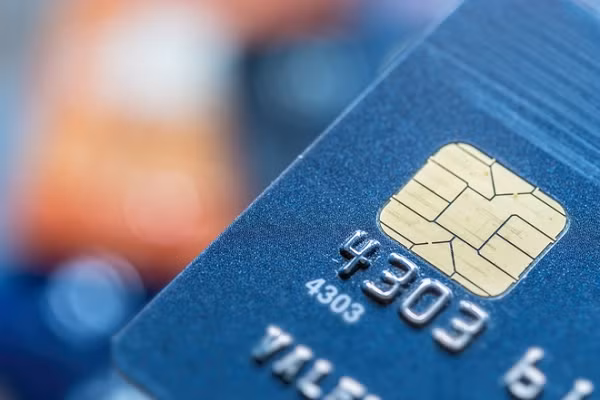 Thẻ ATM từ cũ có dải băng từ màu đen phía trên thẻ. Dải băng này sẽ chứa các thông tin của chủ thẻ. Vì vậy với loại thẻ này, thông tin của chủ thẻ trong vạch đen được lưu dưới dạng văn bản sẽ dễ bị giải mã và đánh cắp.