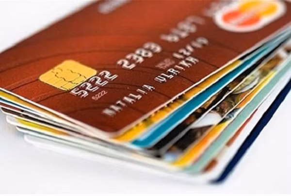 Về cách nhận dạng chủ thẻ, đối với thẻ từ thì khá đơn giản, thông qua băng từ. Hình chủ thẻ được in trên thẻ và chữ ký của chủ thẻ ở mặt sau. Còn với thẻ chip sẽ nhận dạng chủ thẻ phức tạp hơn. Chip nhận dạng chủ thẻ bằng mã pin.