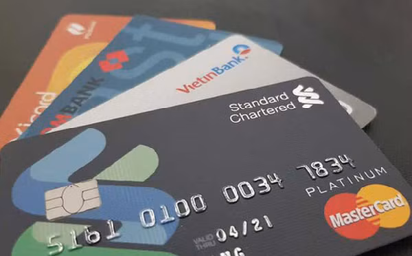 Thẻ từ chỉ lưu trữ được một số thông tin nhất định, không thể xóa đi đăng lại. Do đó, tốn chi phí mua thêm thẻ trắng. Ngược lại, thông tin trên thẻ chip có thể được xóa và ghi lại nhiều lần. Vì vậy, tiết kiệm được chi phí mua thẻ trắng.