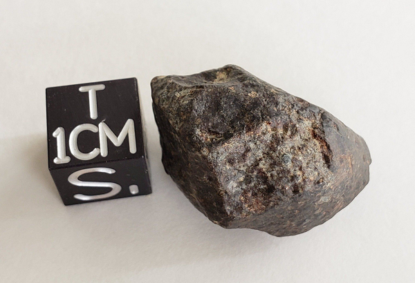 Điều khiến nó trở nên đặc biệt là thứ phát ra ánh sáng là hình trụ nhỏ có đường kính khoảng 6 mm. Sau đó, nó đã được gửi tới Đại học East Anglia để kiểm tra bằng kính hiển vi và quang phổ.