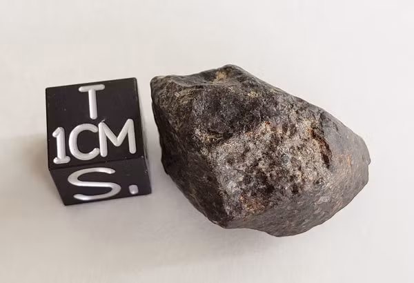 Điều khiến nó trở nên đặc biệt là thứ phát ra ánh sáng là hình trụ nhỏ có đường kính khoảng 6 mm. Sau đó, nó đã được gửi tới Đại học East Anglia để kiểm tra bằng kính hiển vi và quang phổ.