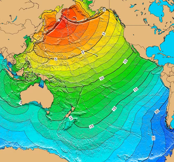 Ngay sau đó, cư dân thị trấn Severo-Kurilsk (tỉnh Sakhalin, vùng Viễn Đông của Nga) đã bị một cơn sóng thần cao chừng 1m tấn công. Đợt sóng đầu tiên đã gây ngập và phá hủy những ngôi nhà nằm sát bờ biển. Sau 10-15 phút, nước bắt đầu rút, nhiều người về nhà thu dọn những thứ còn sót lại.