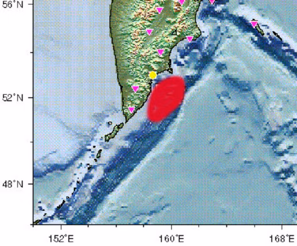 Sau đó là đợt sóng thứ ba. Dù yếu hơn lần thứ hai, nhưng nó đã phá hủy nốt và cuốn trôi xuống biển hầu như tất cả mọi thứ từ trên bờ. Máy bay bay đến đảo Paramushir vào sáng sớm đã phát hiện thị trấn Severo-Kurilsk bị cuốn trôi, khắp eo biển trôi đầy những mảnh vỡ của nhà cửa, những khúc gỗ và thùng phuy với nhiều người còn sống sót bám trên đó.