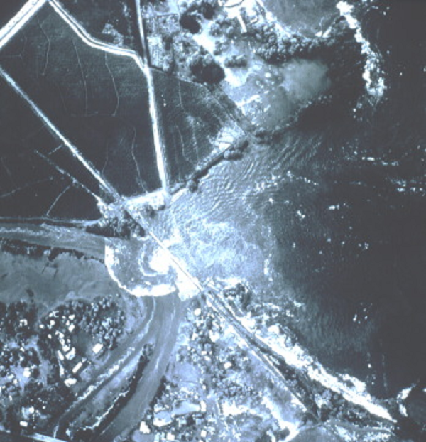 Tâm chấn nằm dưới đáy đại dương ở độ sâu 30km, cách bờ biển 200km. Dư chấn tiếp tục diễn ra trong nửa giờ đồng hồ nữa, và trong khoảng thời gian này, 700km bờ biển từ bán đảo Kronotsky đến quần đảo Bắc Kuril bị bao trùm bởi sự tàn phá.